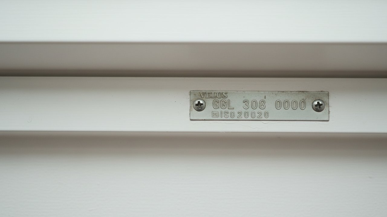 Plaque de référence et code modèle d'une fenêtre Velux ancienne