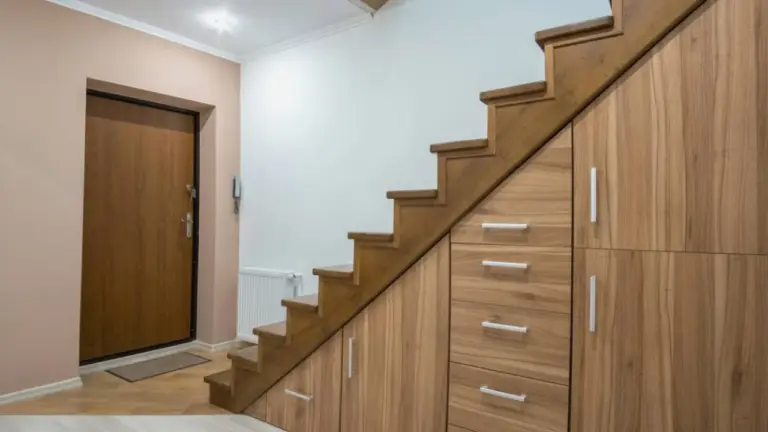 Conception d'un escalier et de rangement sur mesure pour aménager un espace atypique