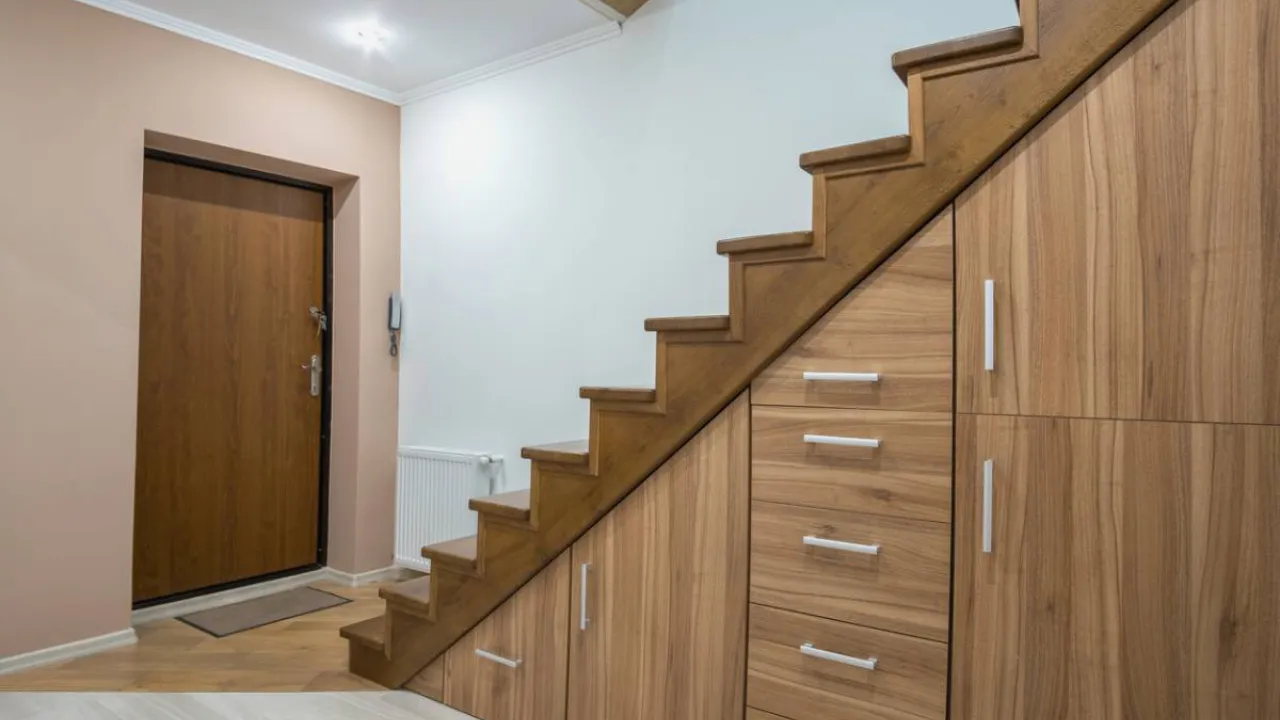 Conception d'un escalier et de rangement sur mesure pour aménager un espace atypique