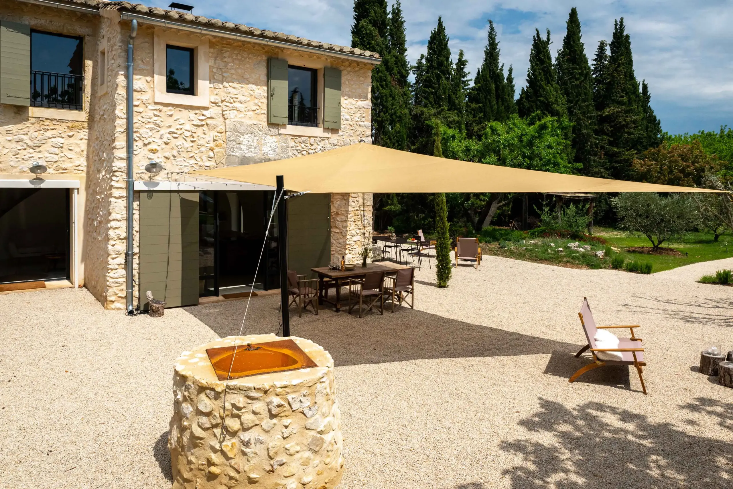 Voile d'ombrage installée sur une terrasse