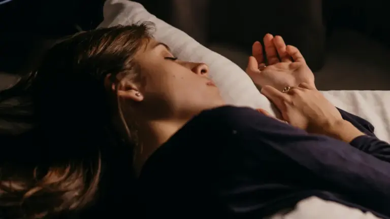 Femme qui dort sur un matelas ferme