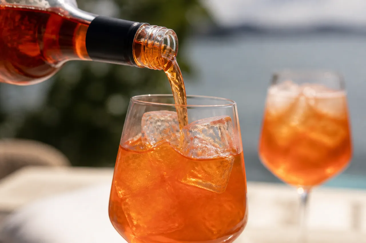 Versement d'Aperol dans un cocktail spritz