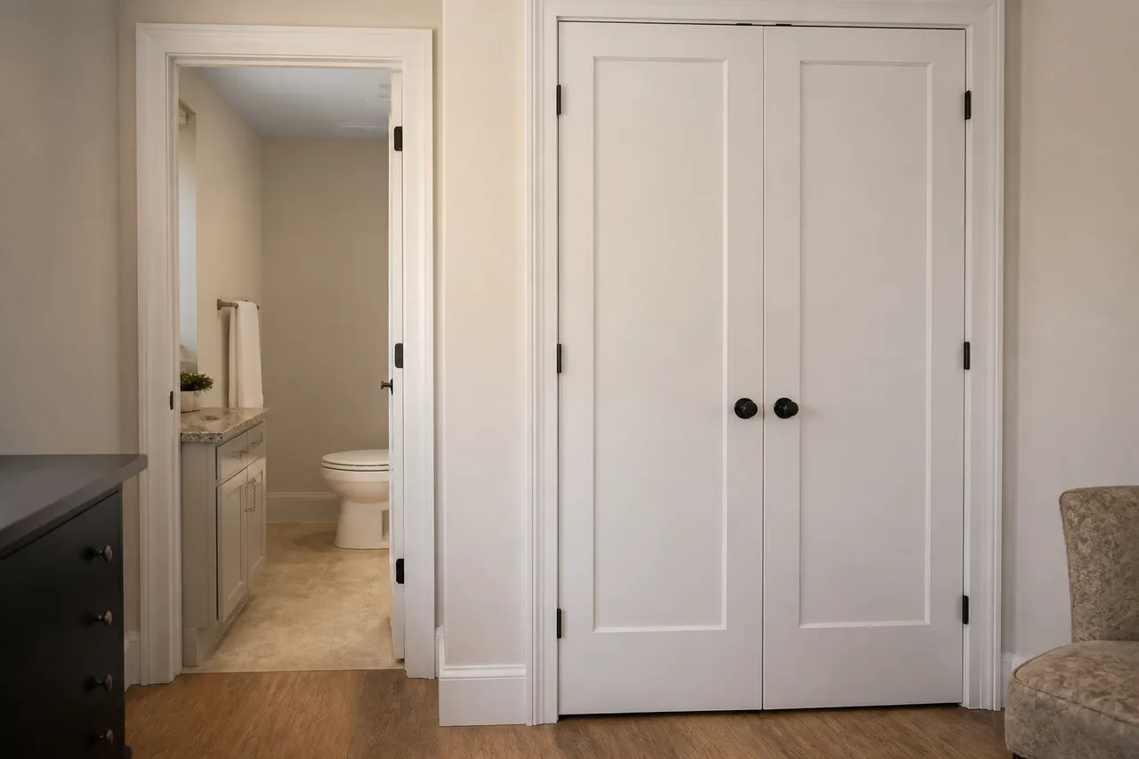 Dressing fermé dans une suite parentale près de la salle de bain